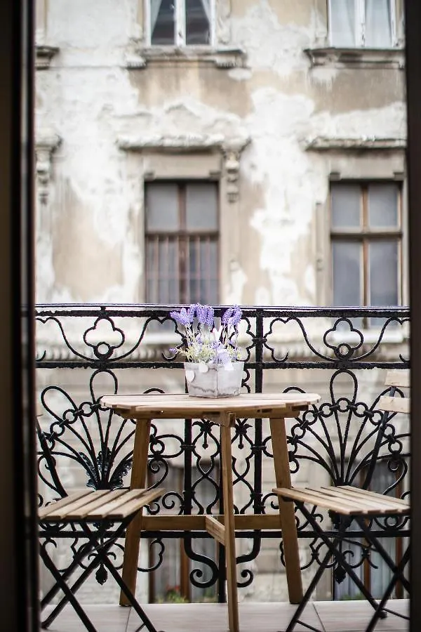 Csengery Deluxe Home With Balcony Budapest Apartment