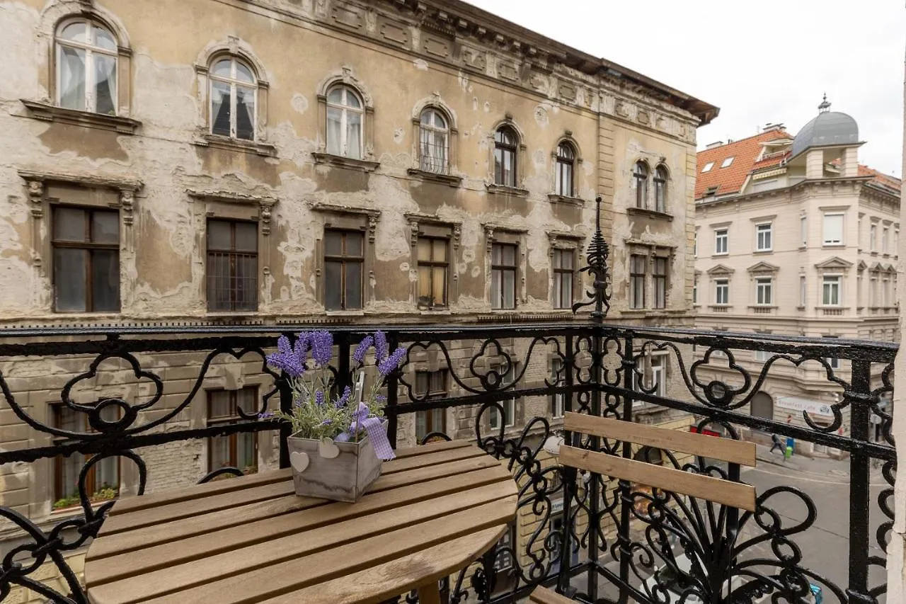 Csengery Deluxe Home With Balcony Budapest Hungary